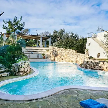 Tia Pool Trullo Ракале
